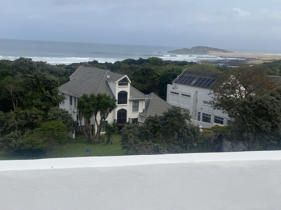 6 Bedroom Property for Sale in Cove Rock Eastern Cape